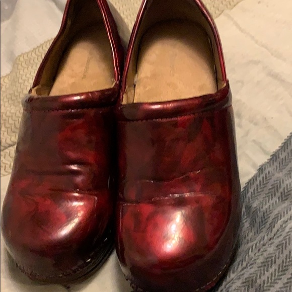 A SIZE 9 PAIR OF POLISHED RICH BURGUNDY SLIP ON - Picture 2 of 2